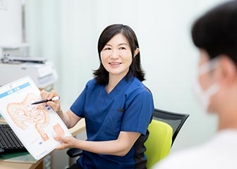女性医師をはじめ、多数の医師が診察
